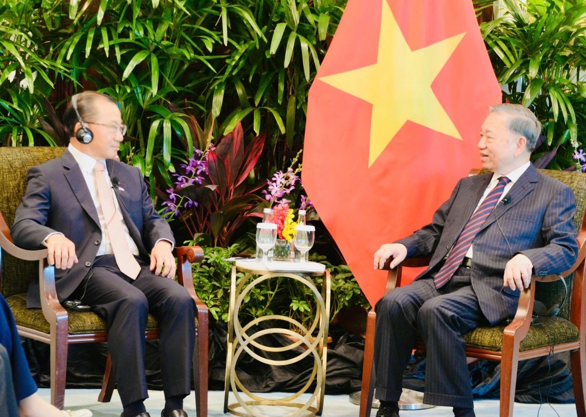 To Lam y el Presidente del Parlamento de Singapur abogan por profundizar la asociación estratégica integral